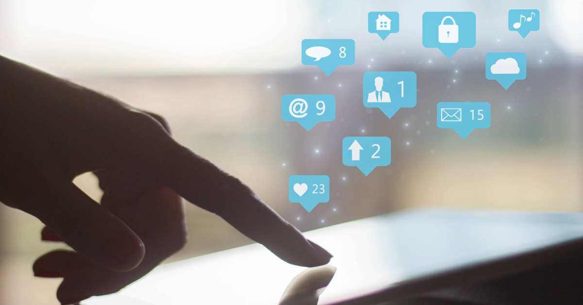 O que é marketing digital: pessoa interagindo com ícones de redes sociais e canais digitais para divulgar um negócio online
