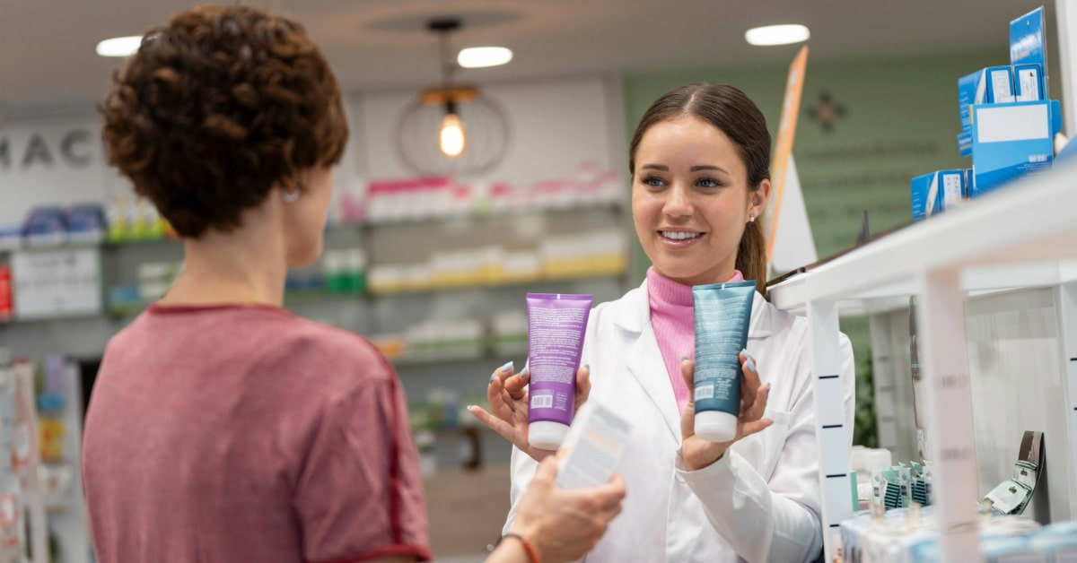 Atendente mostrando produtos em loja para ilustrar como montar loja de cosméticos
